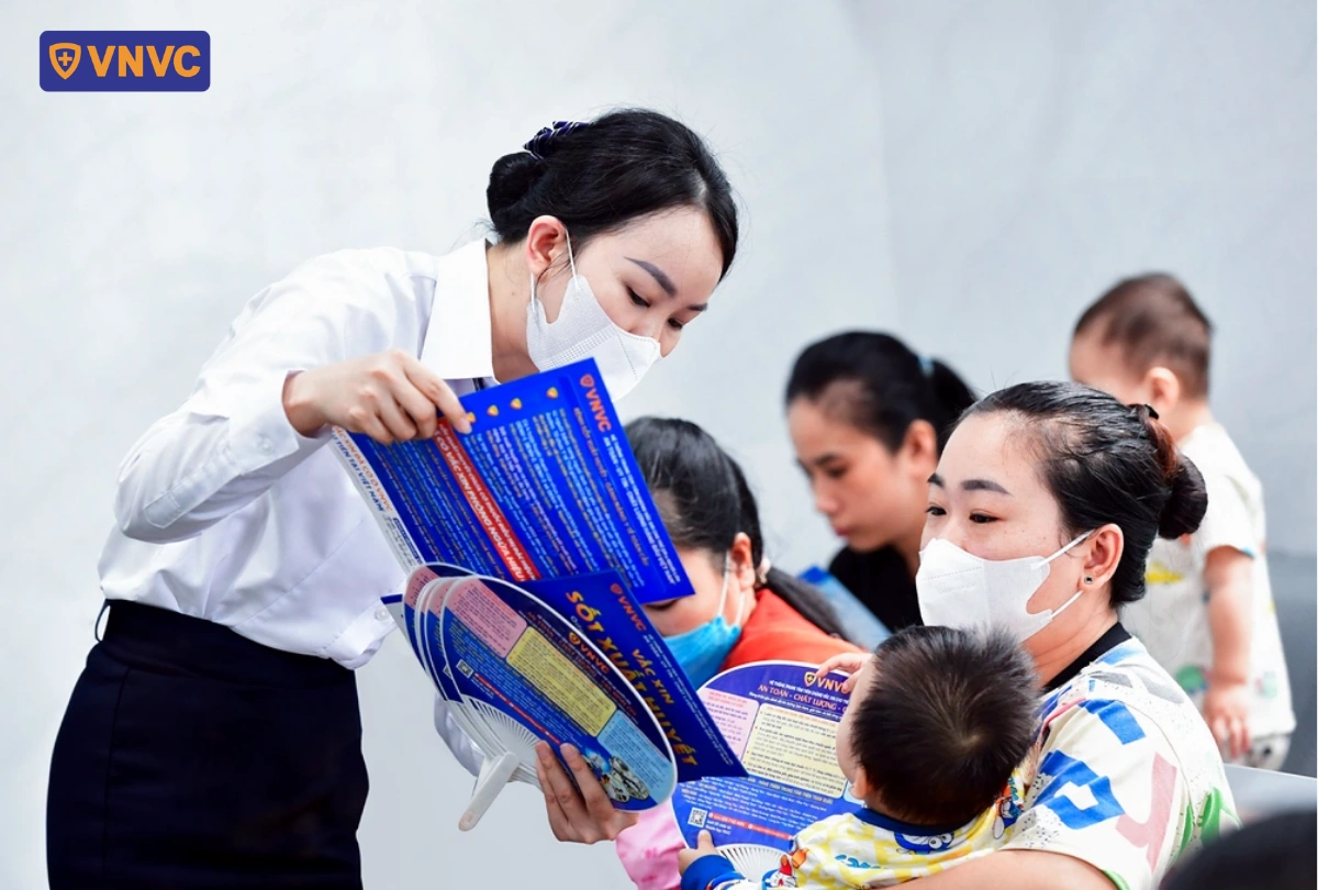 nhân viên vnvc tặng quà cho trẻ em
