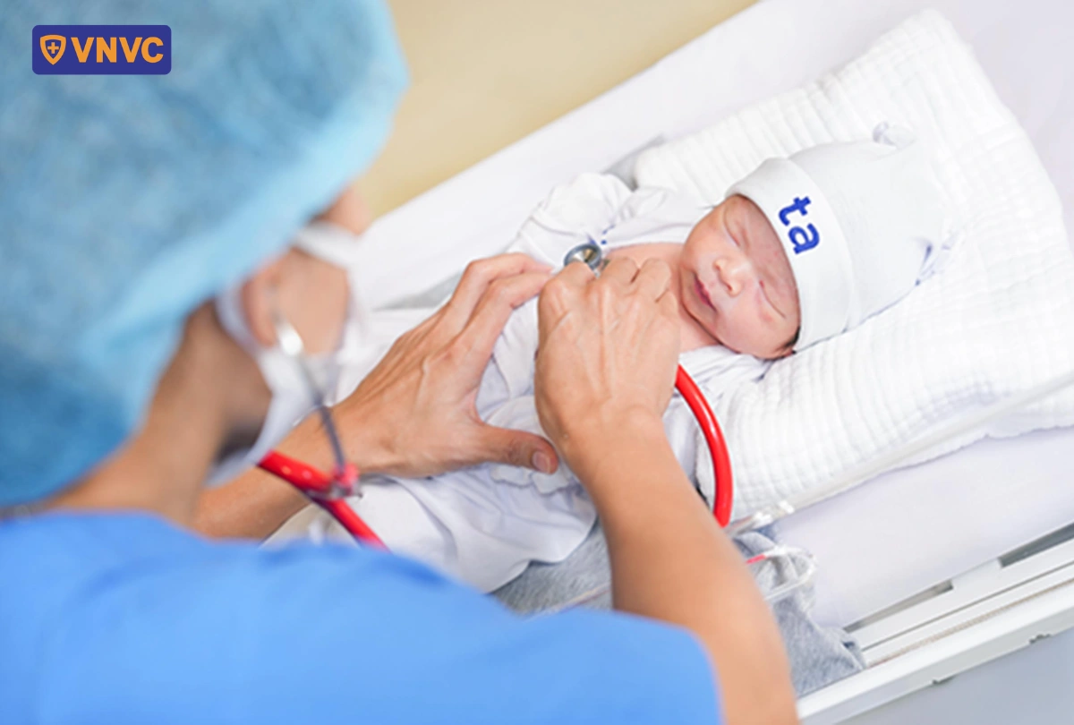 nhân viên y tế chăm sóc trẻ sơ sinh