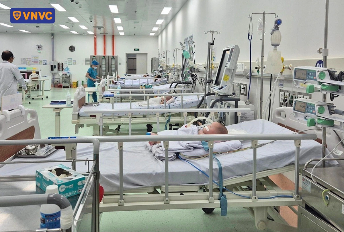 nhiều em bé nằm viện