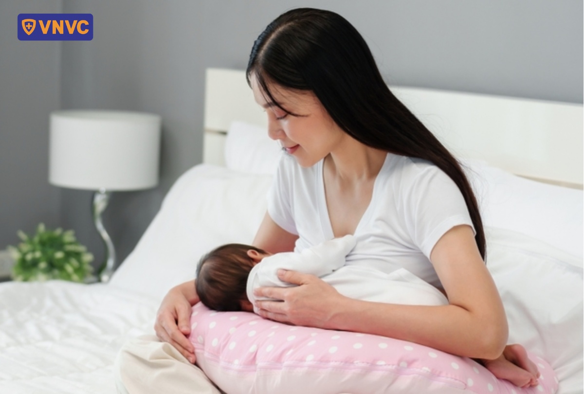 nuôi con bằng sữa mẹ đầu đời