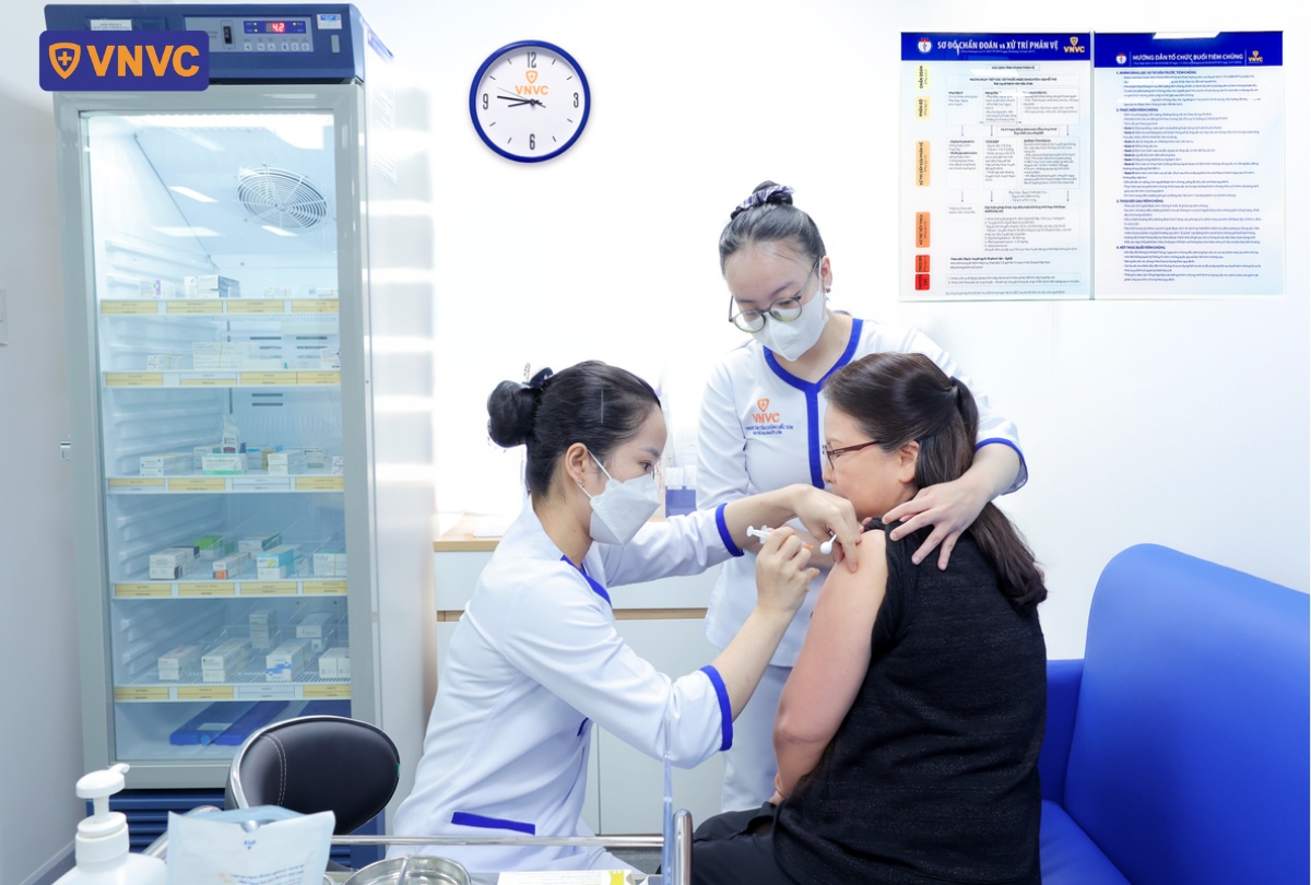 phụ nữ lớn tuổi tiêm tại vnvc phú yên