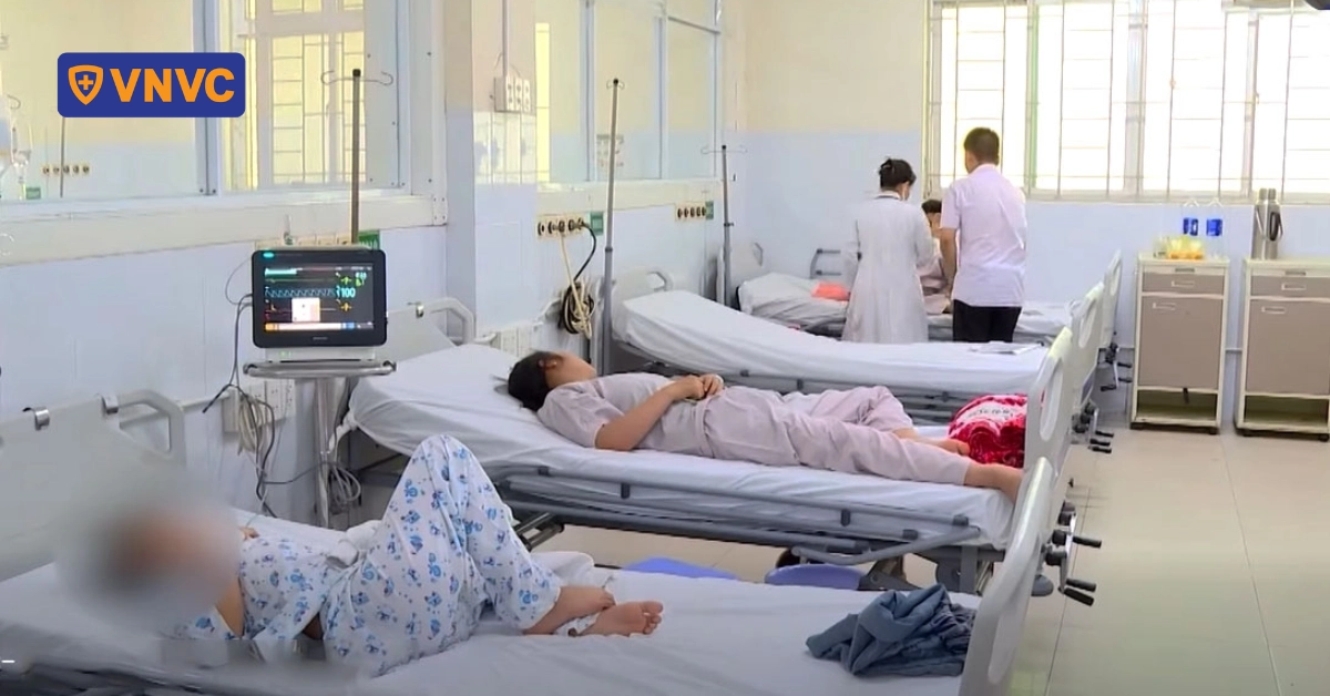 Sốt xuất huyết tăng mạnh ở cả trẻ em, thanh niên và người cao tuổi