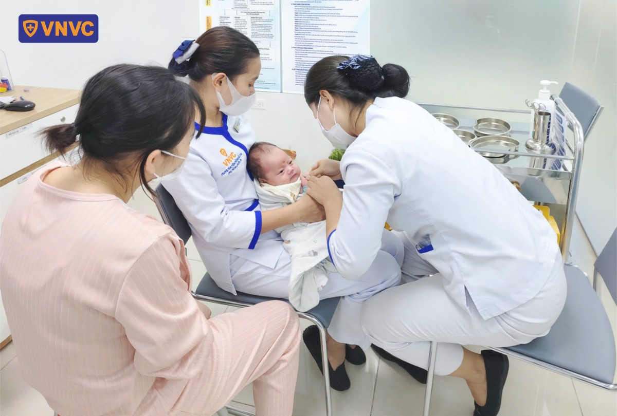 tiêm chủng đúng lịch chủ động cho trẻ