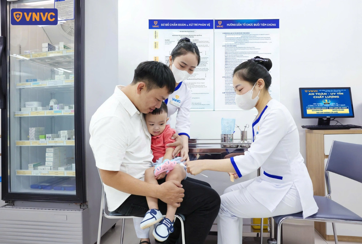 tiêm vắc xin cho em bé trai