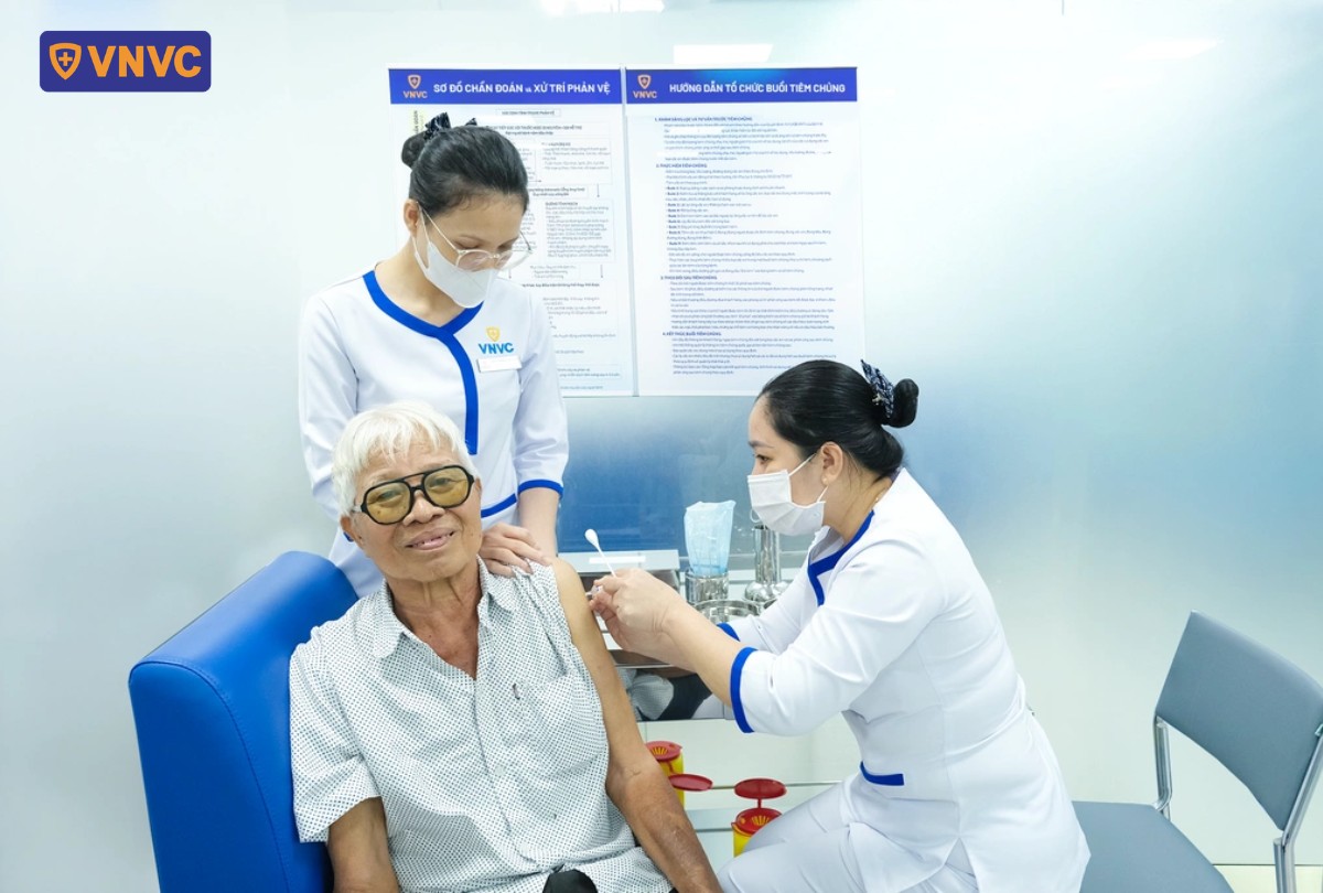 tiêm vắc xin phòng bệnh cho người cao tuổi