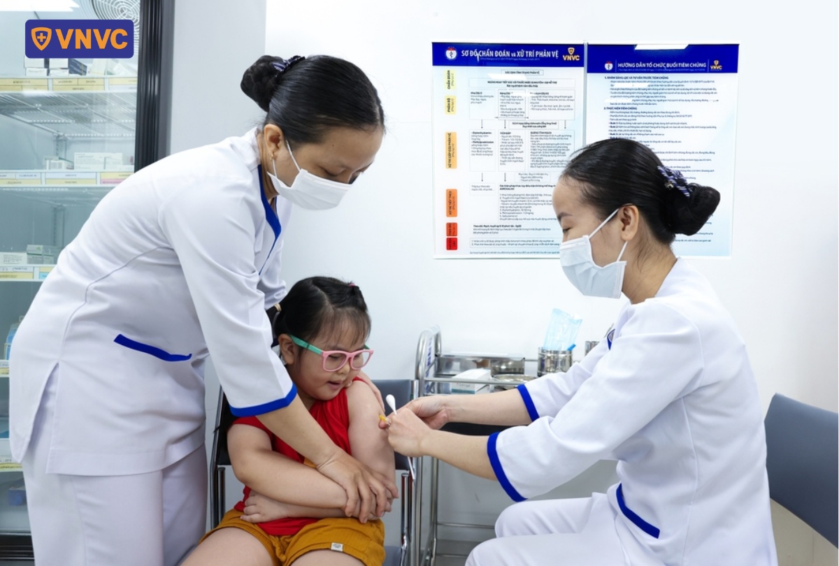 tiêm vắc xin phòng sốt xuất huyết đầy đủ cho bé