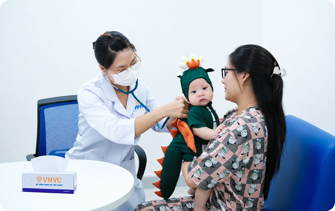 Bác sĩ thăm khám trẻ trước khi tiêm vắc xin tại VNVC