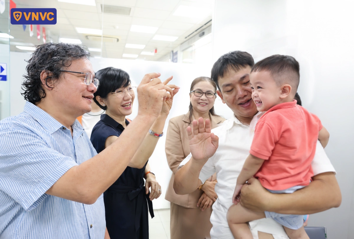 trẻ đi tiêm được gặp các bác sĩ vnvc
