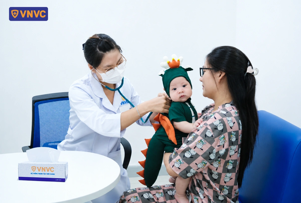 trẻ được đưa đi tiêm vắc xin