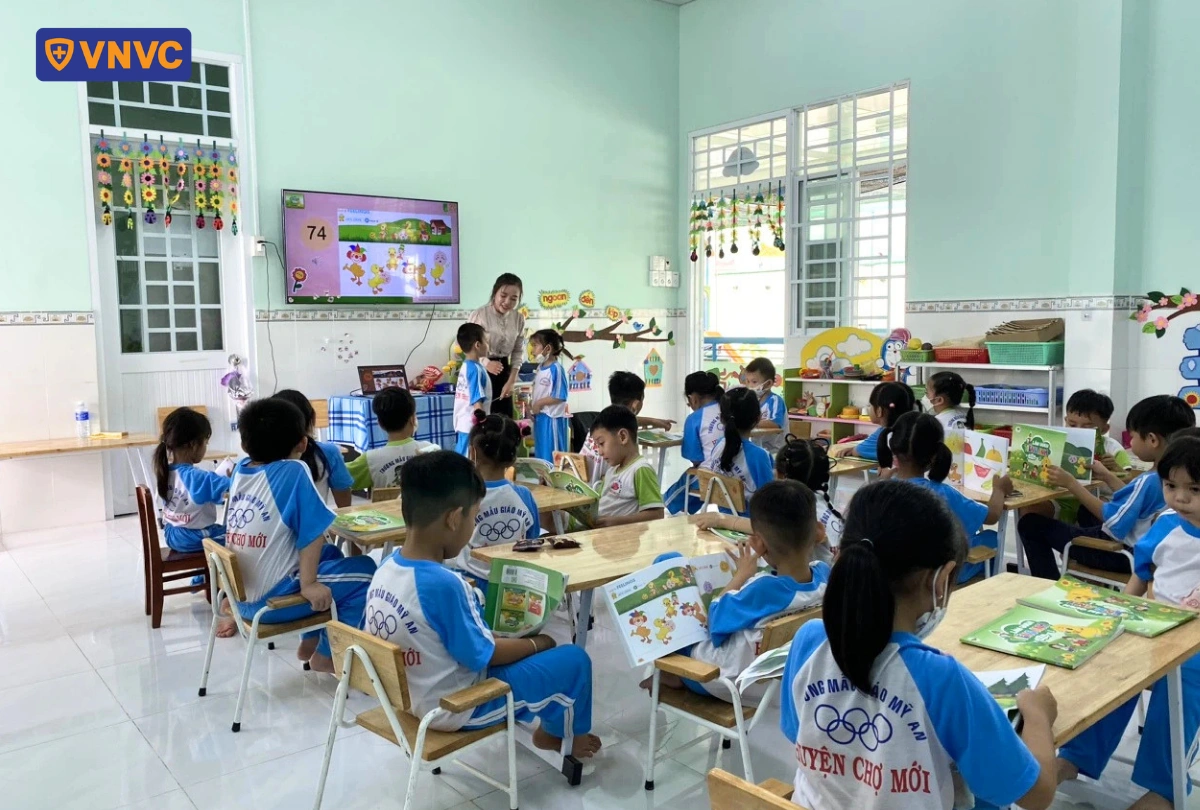trẻ em trong lớp học