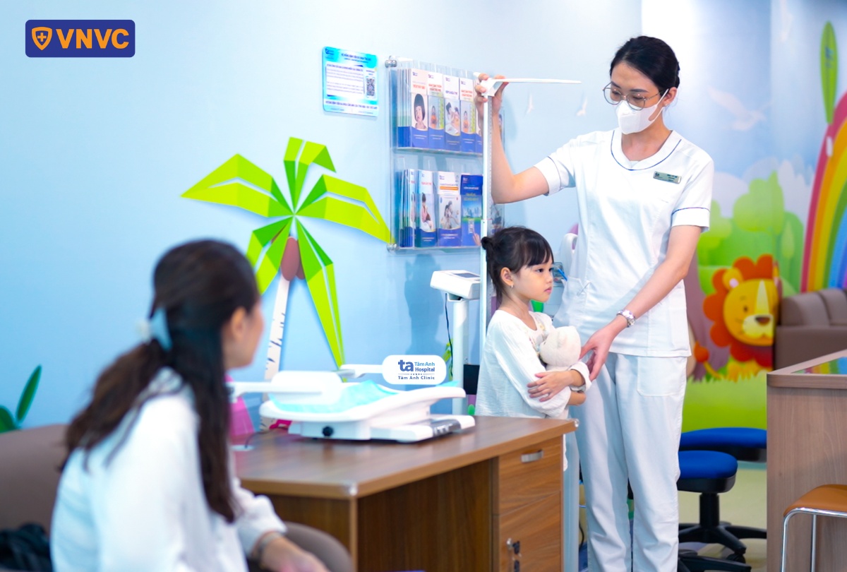 trẻ khám bệnh tay chân miệng tại bệnh viện