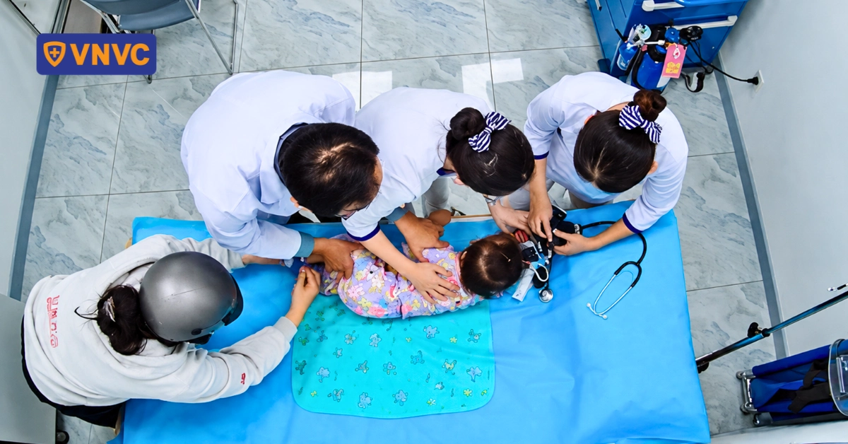 Trung tâm Tiêm chủng VNVC kịp thời cấp cứu bé gái 18 tháng co giật, tím tái do sốt cao, viêm họng