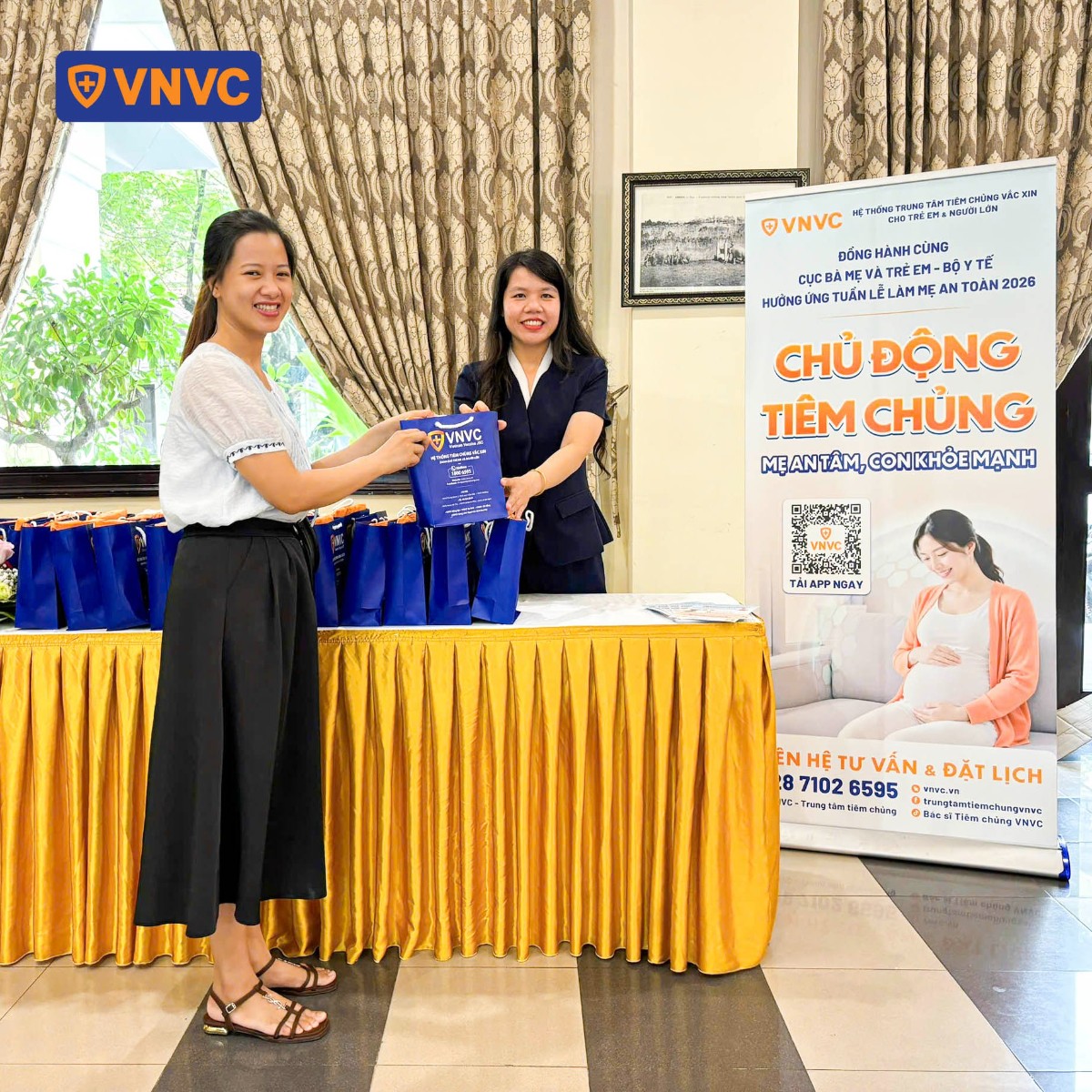 vnvc trao tặng nhiều phần quà cho mẹ