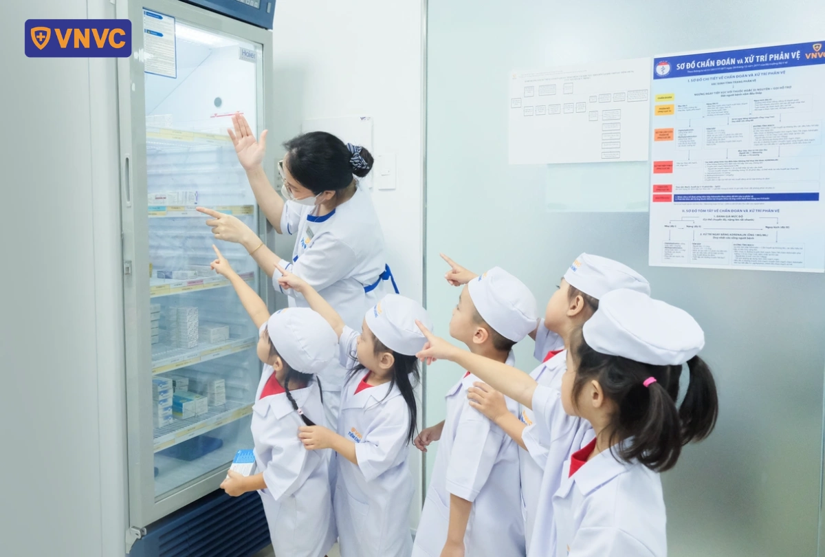 y tá giới thiệu về tủ vắc xin