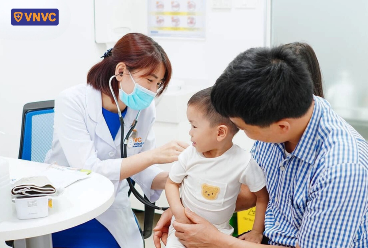 ba mẹ đưa bé đi tiêm vắc xin sởi