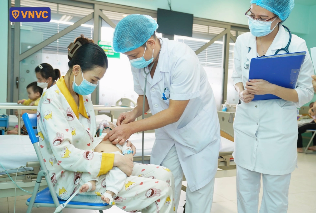 bác sĩ khám bệnh cho bé nhỏ