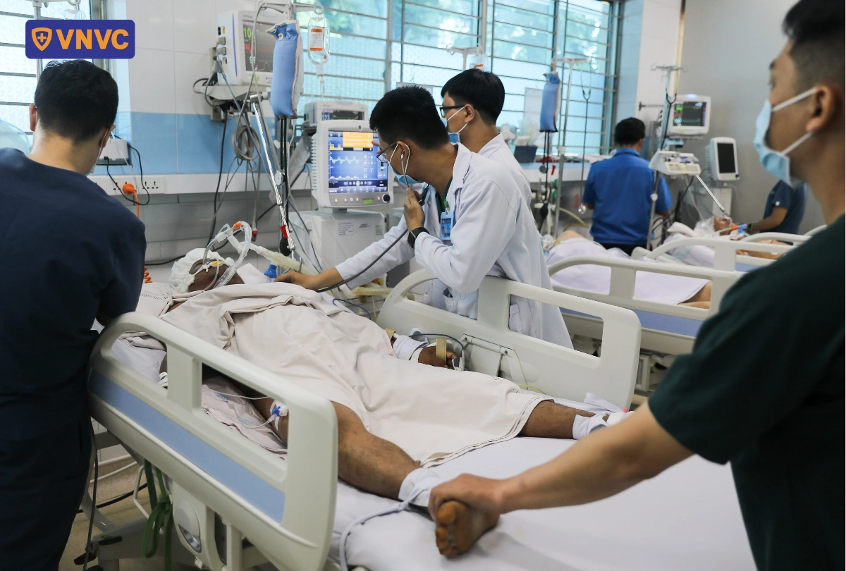 bác sĩ khám cho bệnh nhân nằm viện
