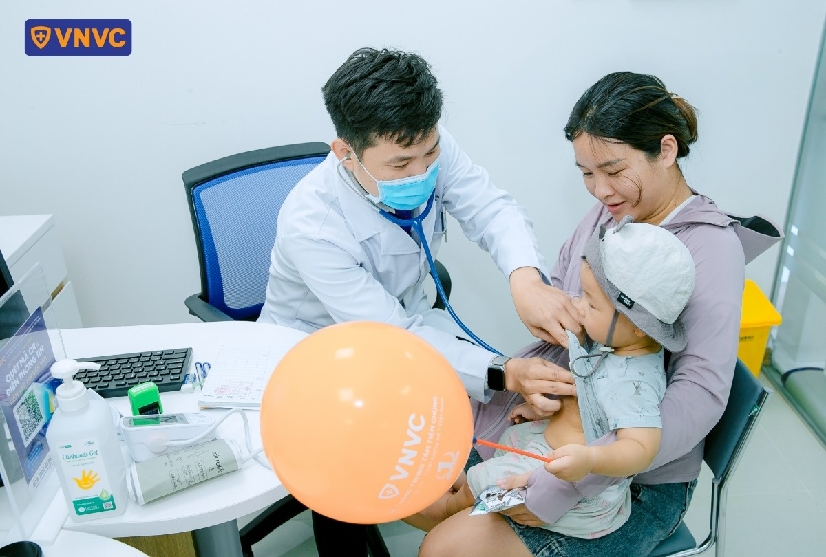 bác sĩ khám sàng lọc cho các trẻ