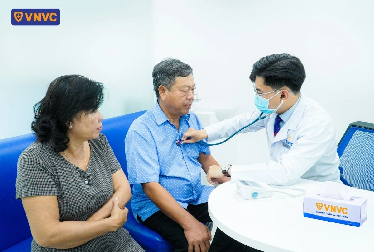 bác sĩ khám sàng lọc trước tiêm