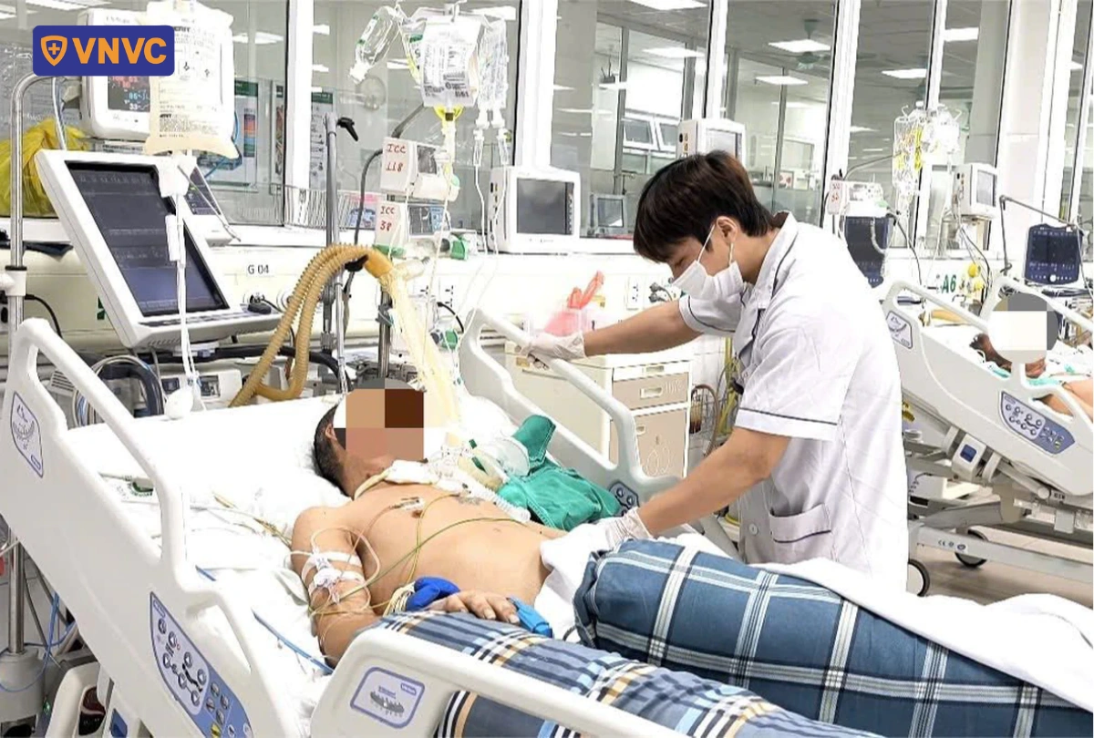 bác sĩ kiểm tra người bệnh