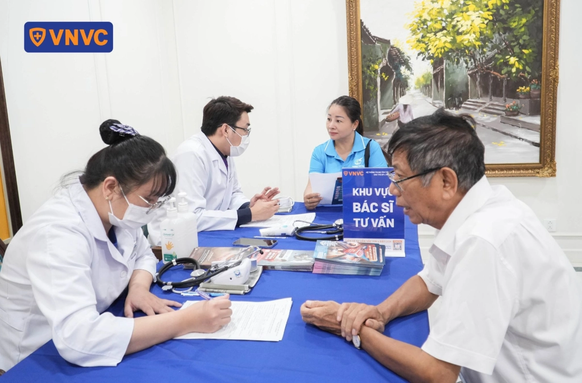 bác sĩ tư vấn cho người lớn tuổi