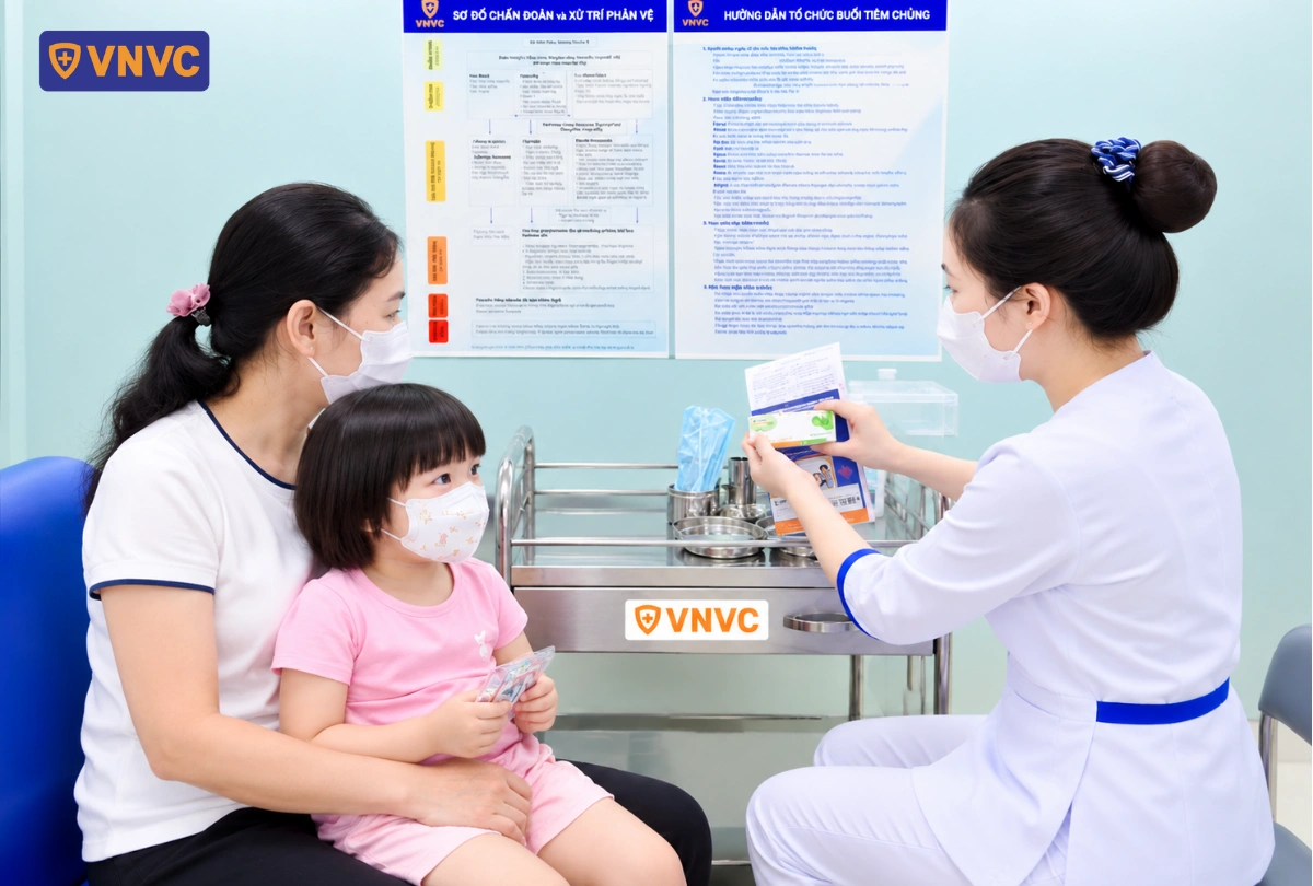 bé gái tiêm vắc xin envacgen