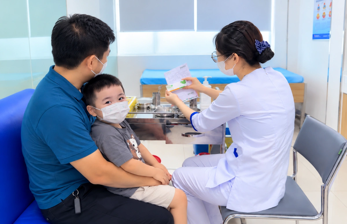 bé trai chuẩn bị tiêm tay chân miệng