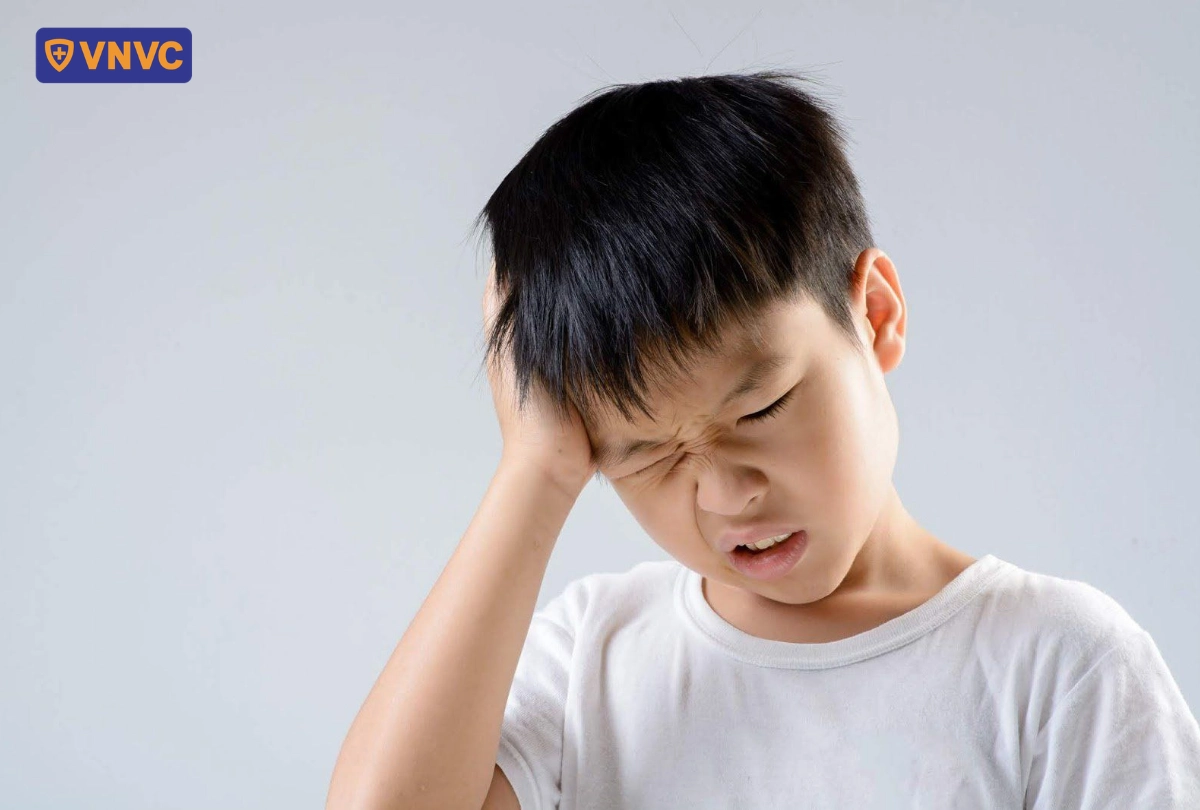 bé trai đau đầu dữ dội