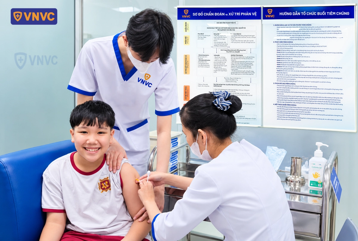 bé trai đi tiêm vắc xin