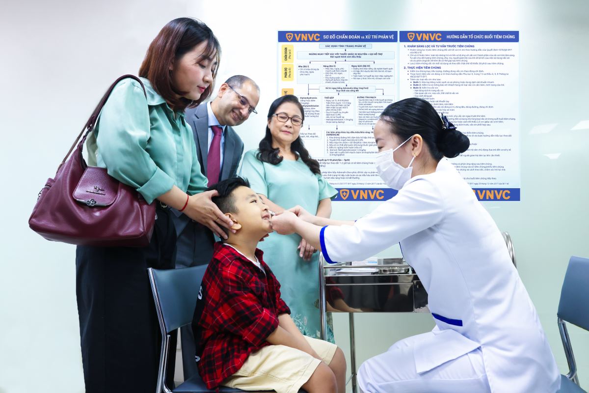 bé trai được dùng vắc xin cúm xịt