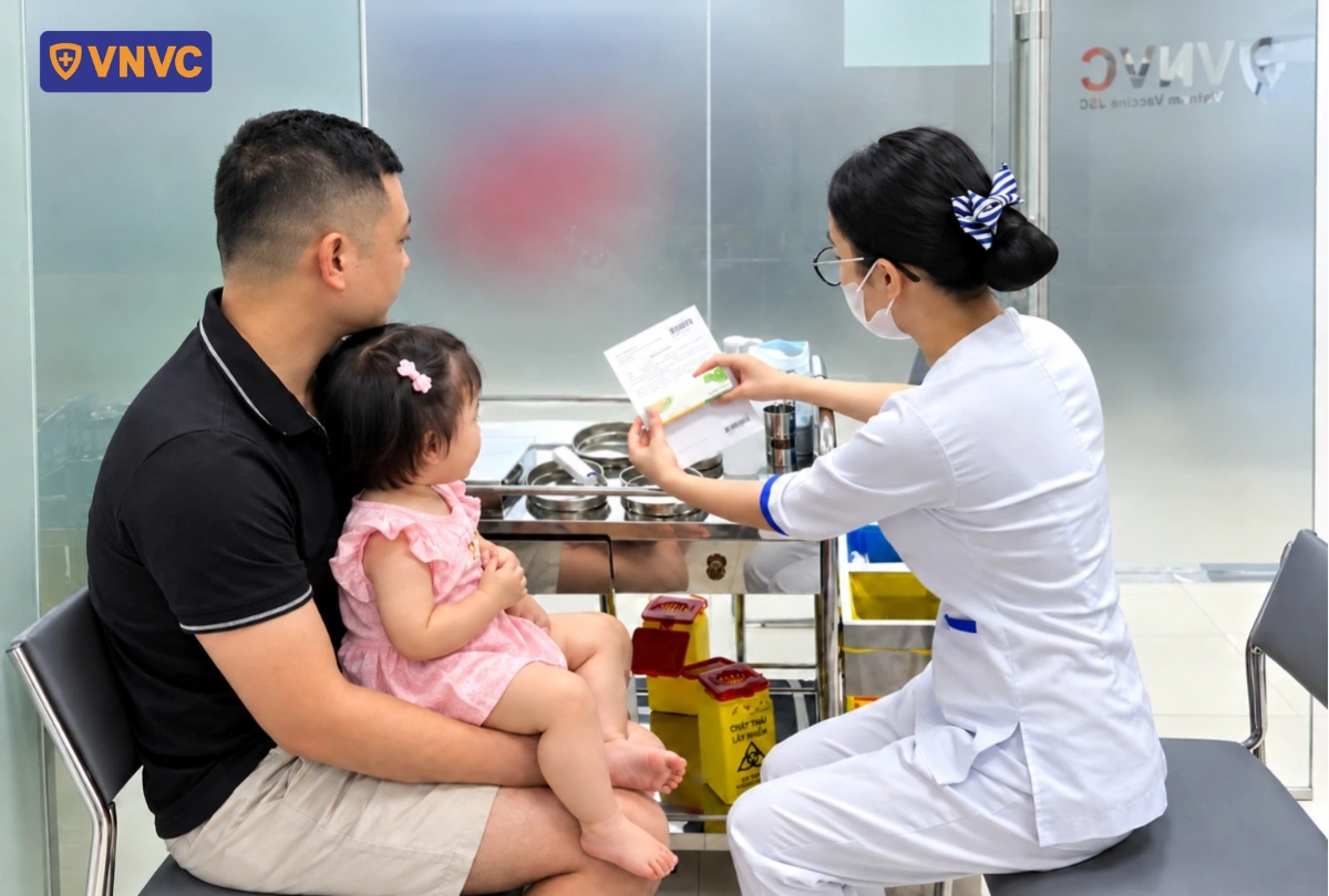 bố ẵm bé tiêm envacgen