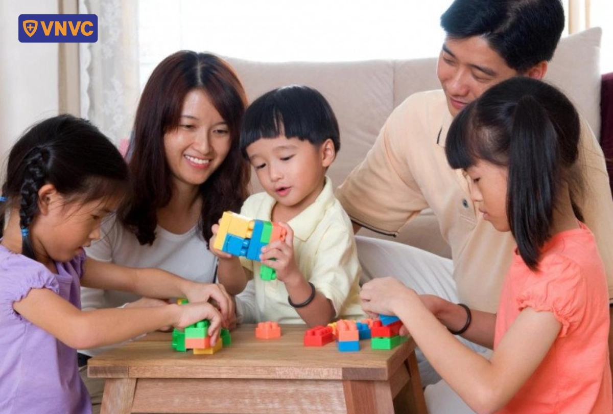 bố mẹ tiếp xúc gần với trẻ nhỏ