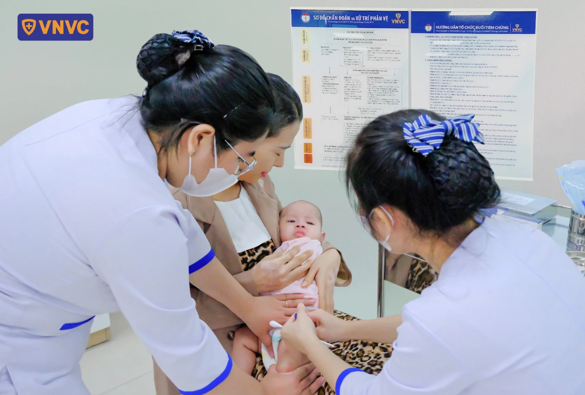các điều dưỡng tiêm vắc xin