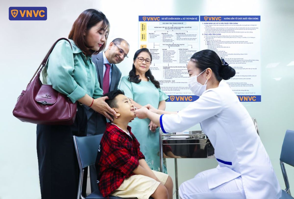 cậu bé trai được chủng ngừa vắc xin cúm