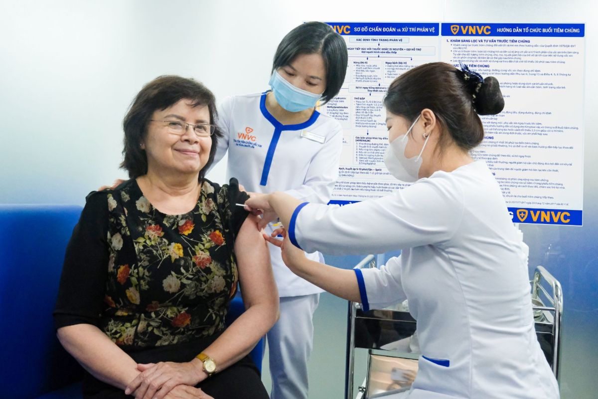 chích vắc xin cho người già
