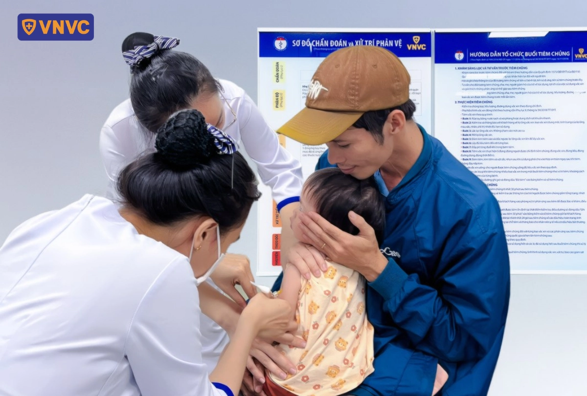 điều dưỡng tiêm ngừa cho bé gái