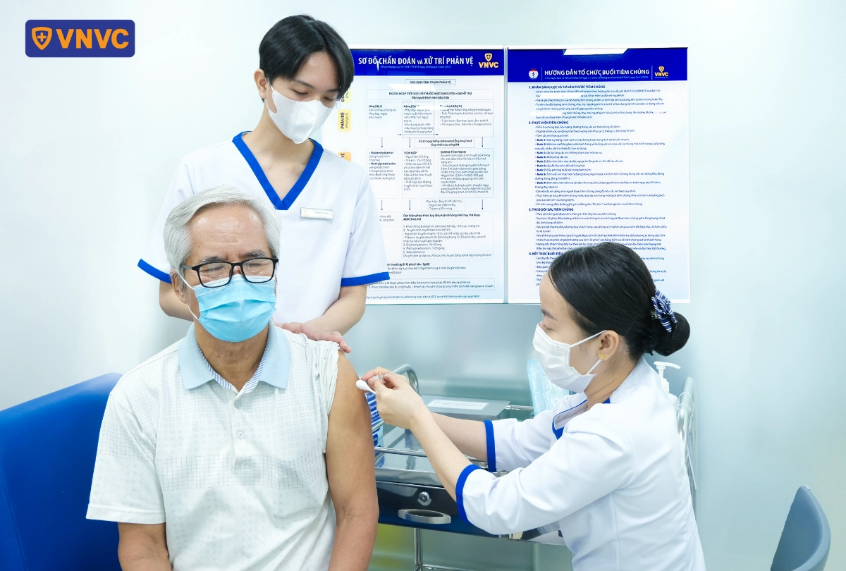 điều dưỡng tiêm vắc xin cho người lớn tuổi