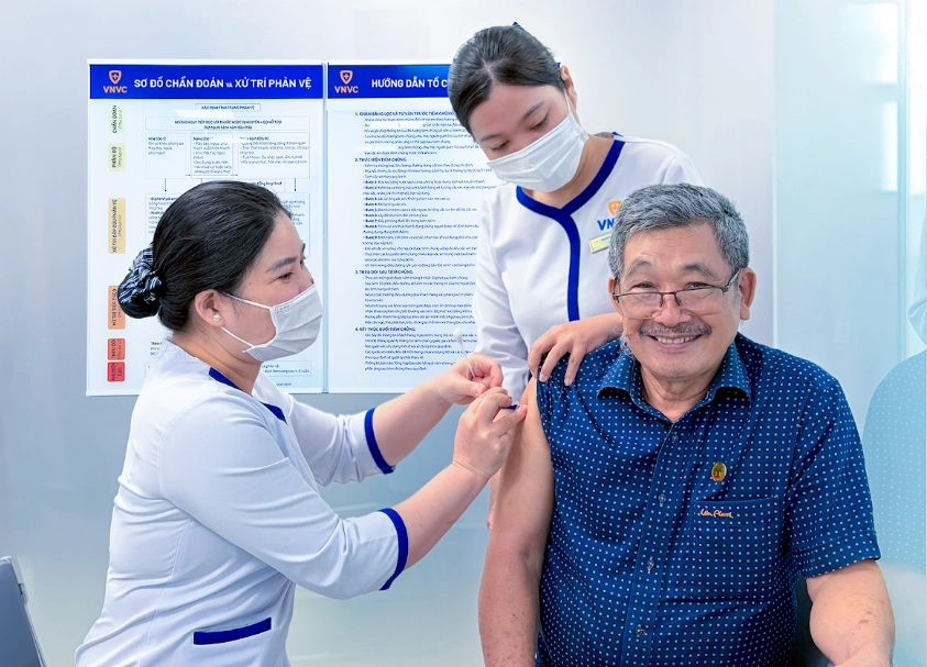 điều dưỡng tiêm vắc xin cho người lớn tuổi