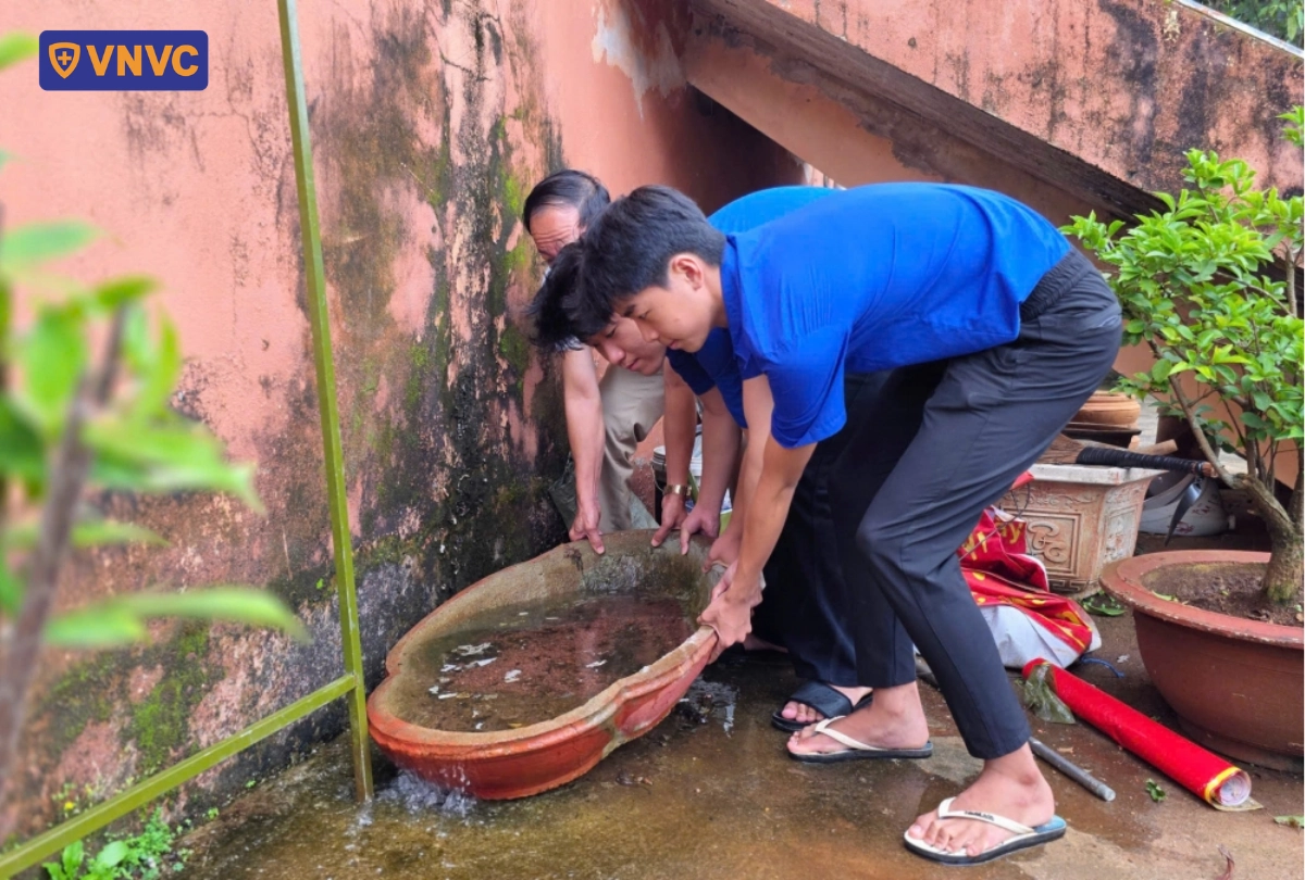 đổ chậu nước chứa lăng quăng