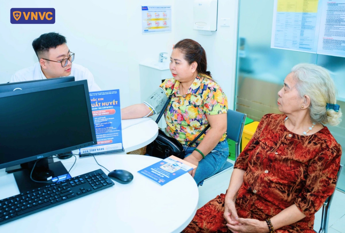 đo huyết áp trước khi tiêm