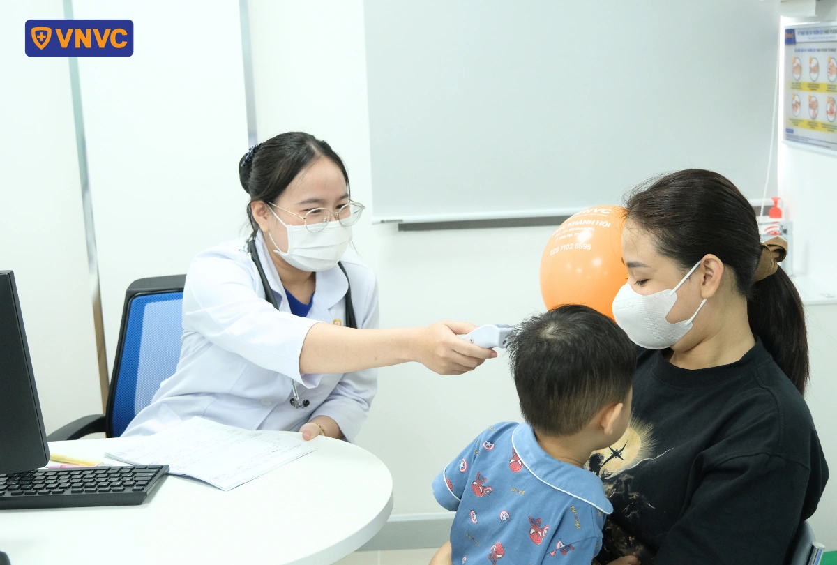 đo nhiệt độ cơ thể trước khi tiêm