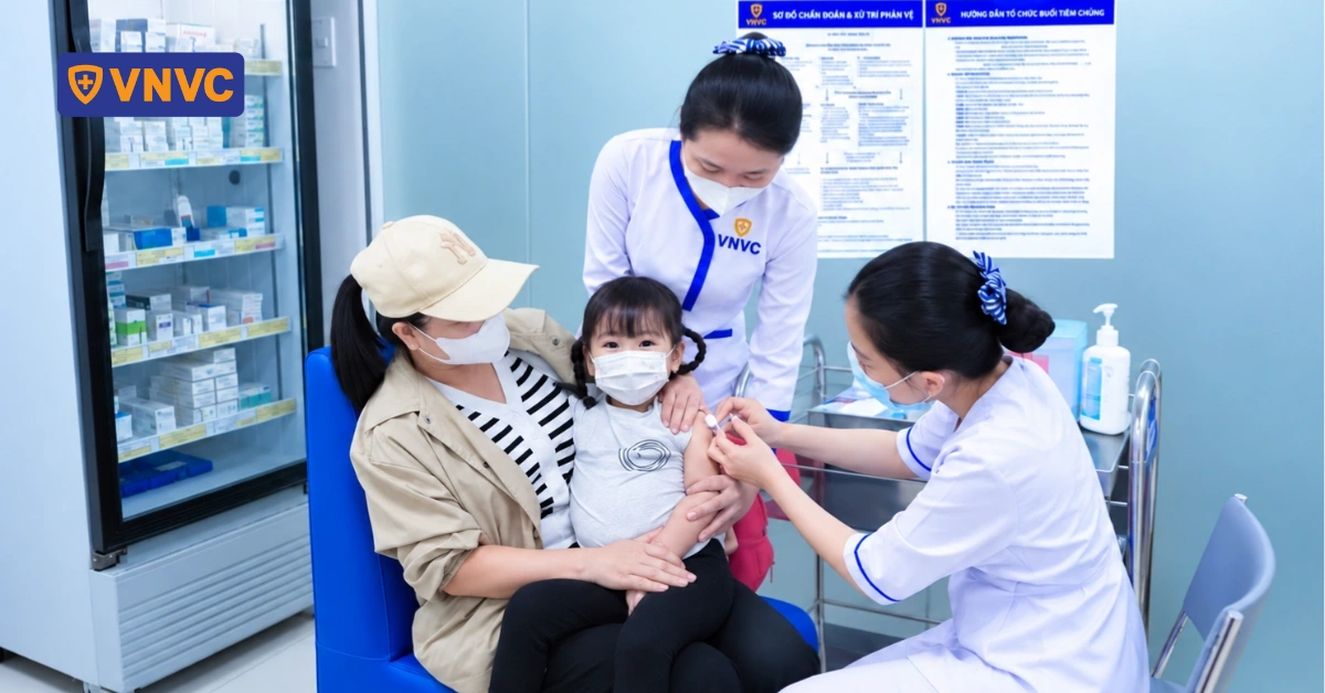 em bé gái được tiêm ngừa tay chân miệng