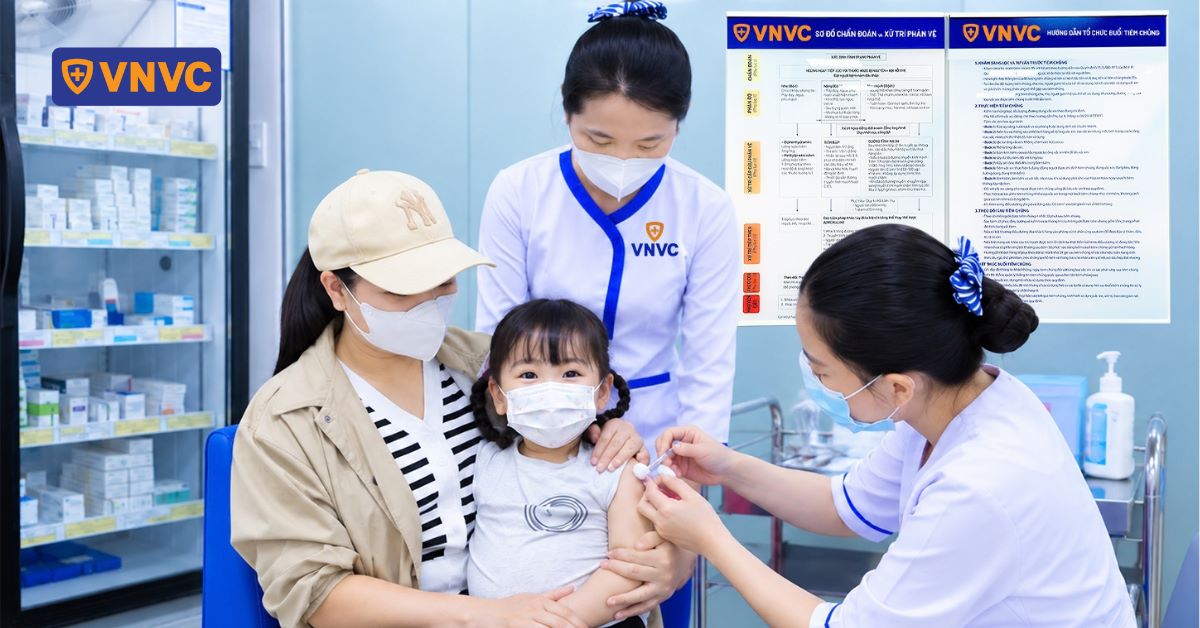 em bé gái tiêm tay chân miệng