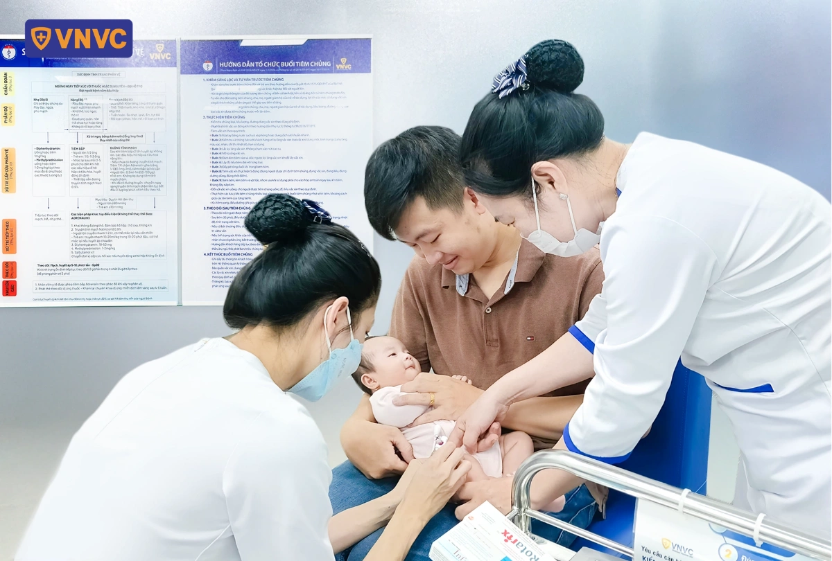 em bé tiêm ngừa bại liệt tại vnvc