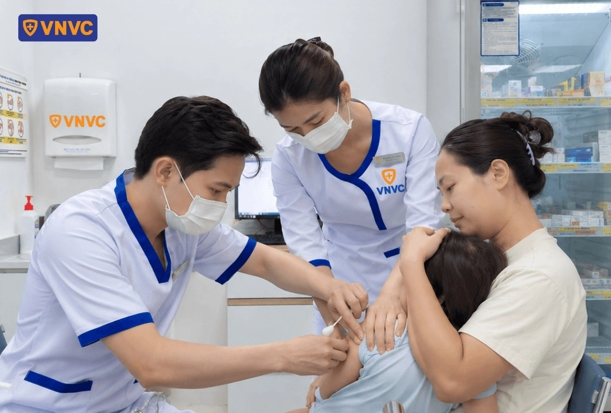 em bé tiêm vắc xin sốt xuất huyết