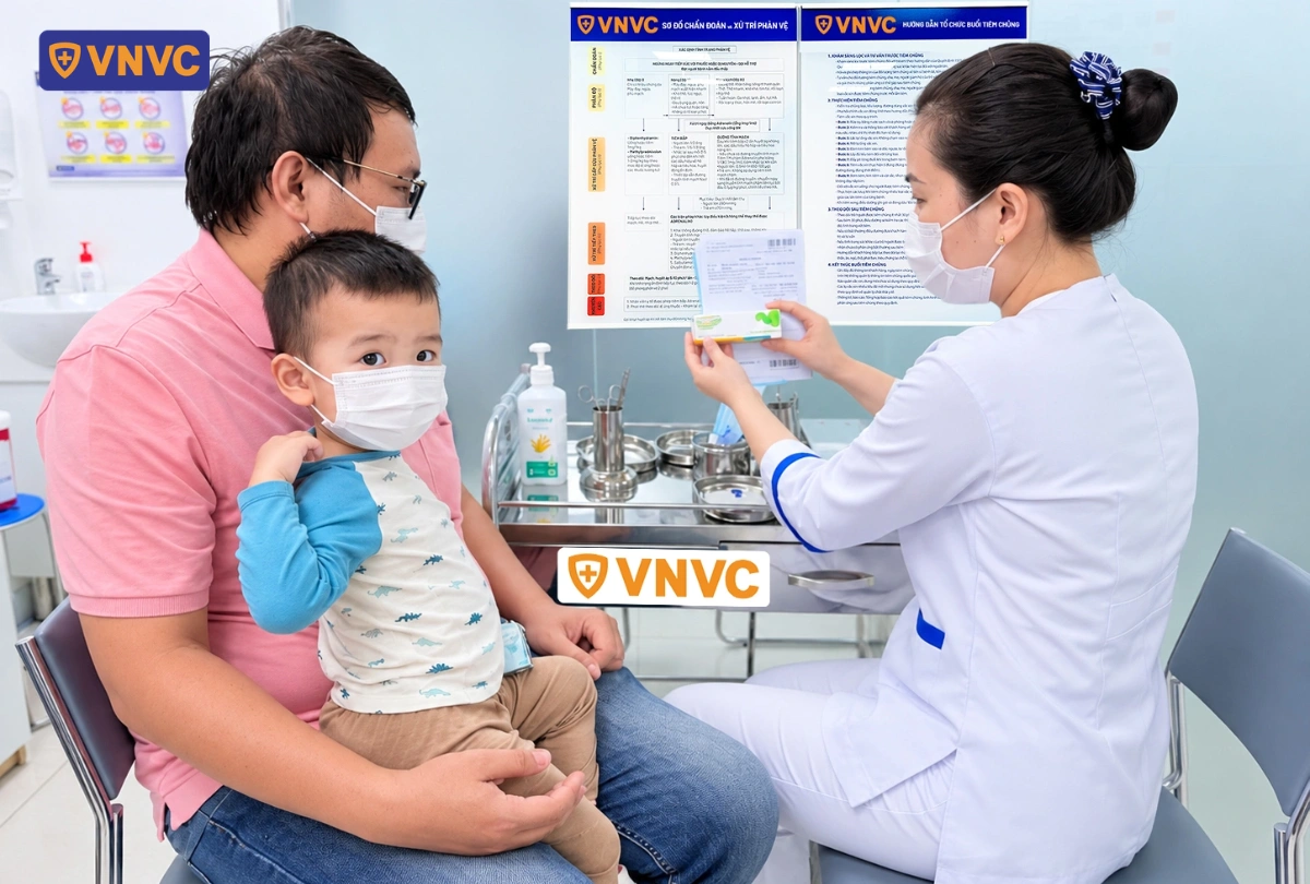 em bé trai chuẩn bị tiêm vắc xin