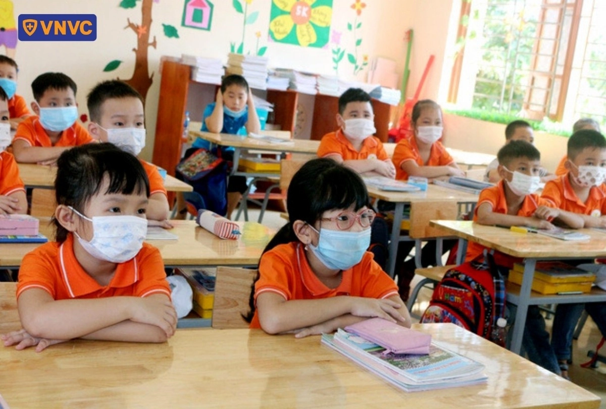 học sinh đeo khẩu trang trong lớp học