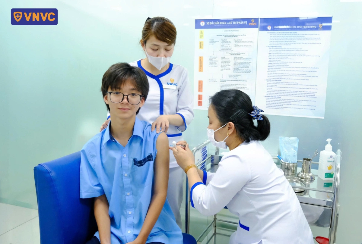 học sinh tiêm vắc xin sốt xuất huyết