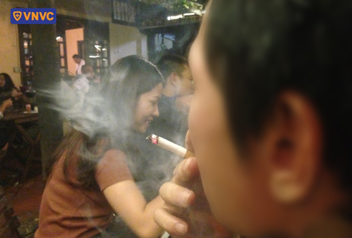 hút thuốc lá ở nơi đông người