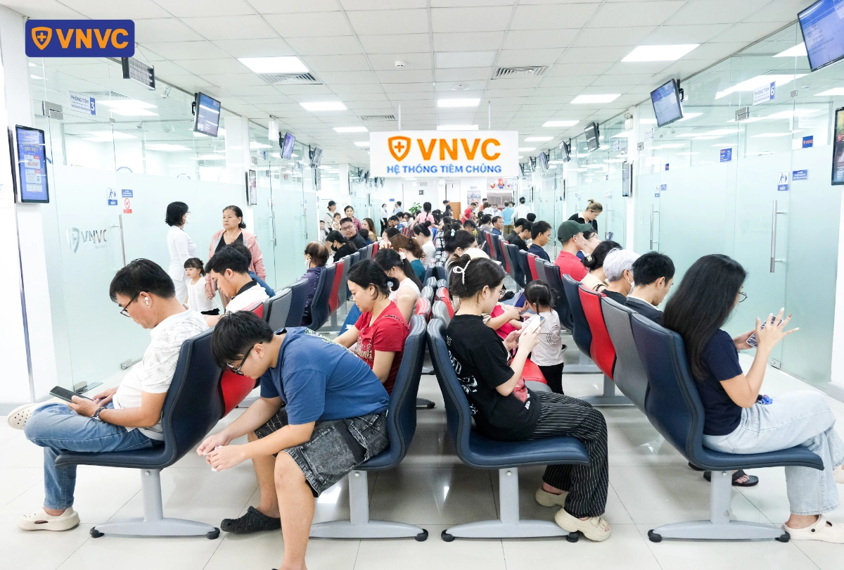 khách đến tiêm vắc xin tại vnvc